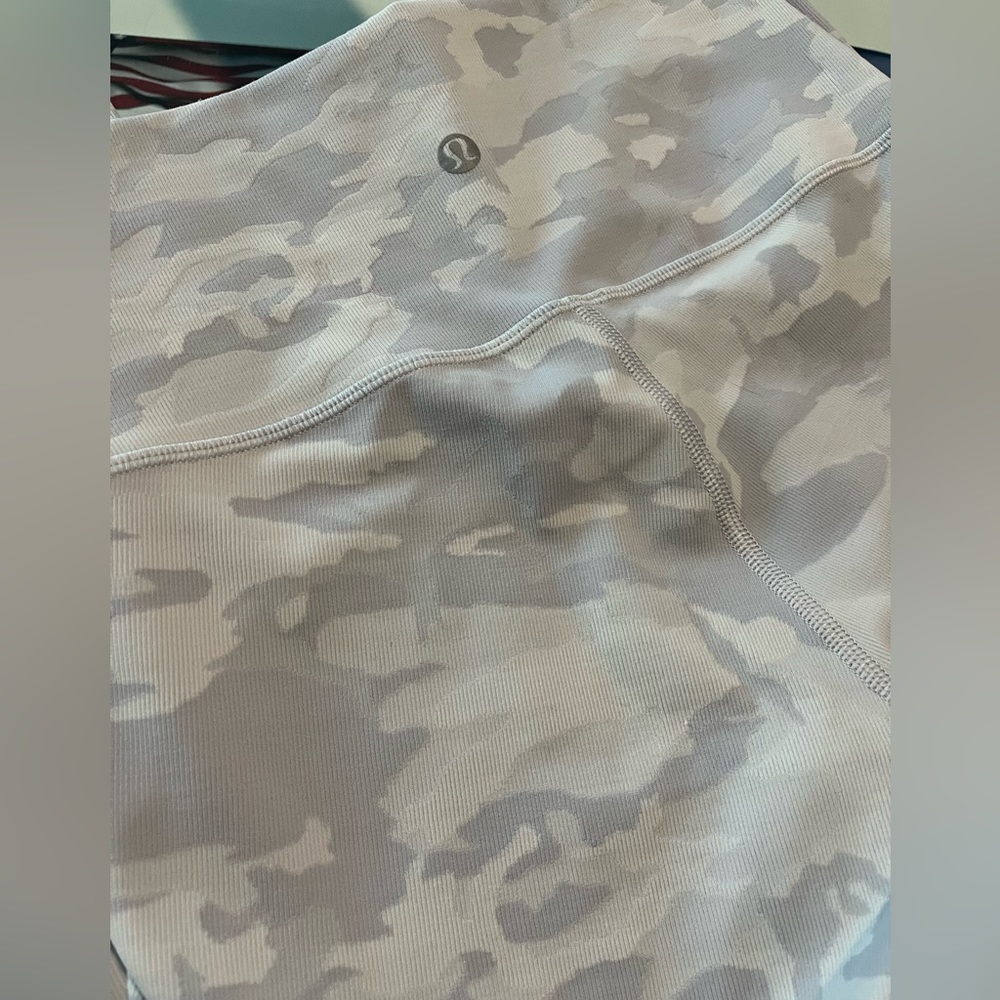 Lululemon Wunder Under Camo Leggings 28”.  Size 4 - Picture 5 of 6